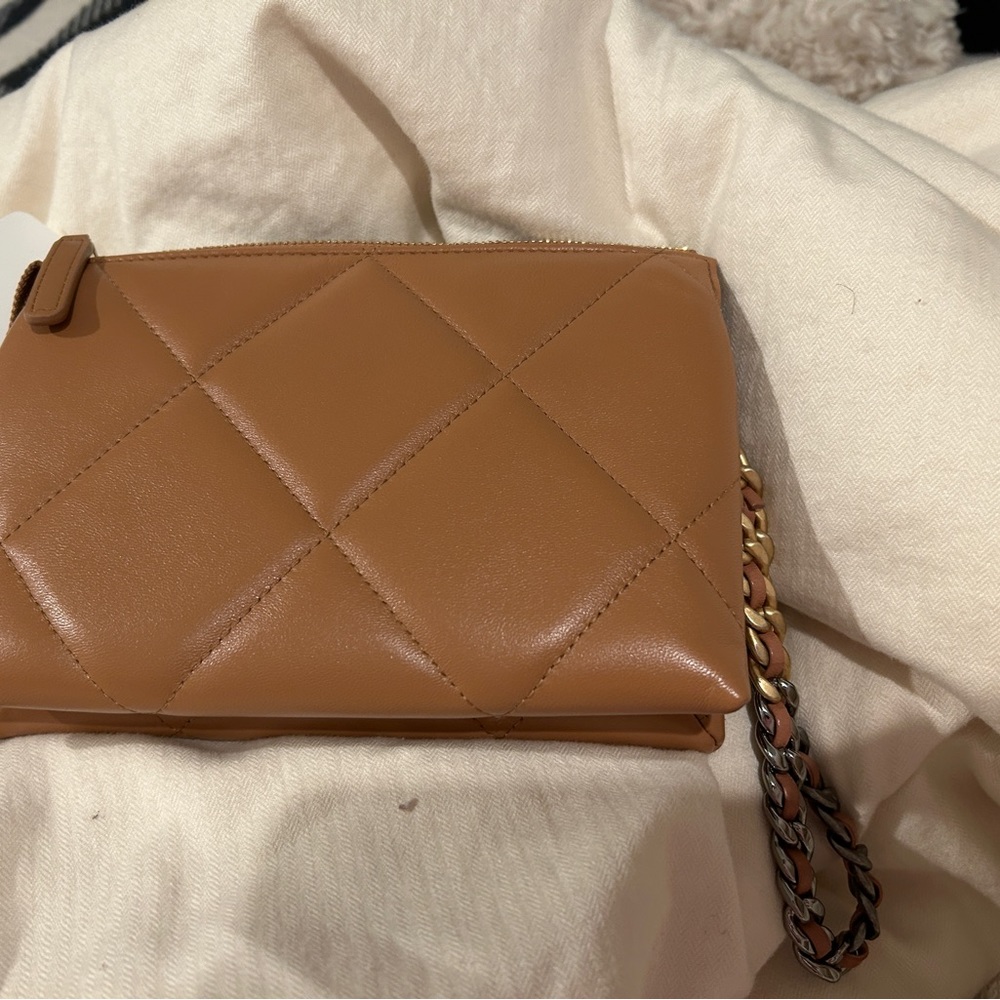 23 Chanel 19 Wristlet brown leather caramel - Picture 2 of 7